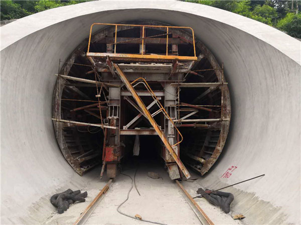 襯砌臺車的定位操作要怎么進行？